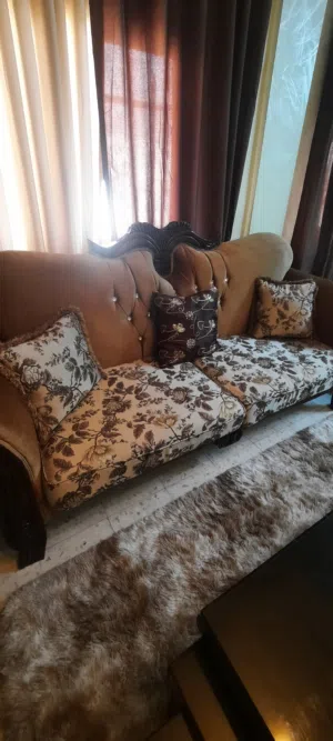 طقم كنب تفصيل بحالة الوكالة خشب زان مع طاولات وسط