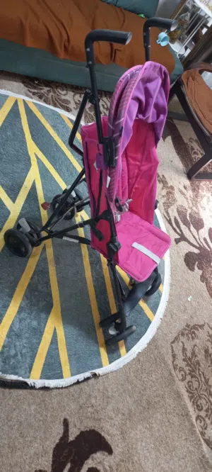 عرباية اطفال شيكو مع سيارة شحن اطفال بحالة ممتازة جدا