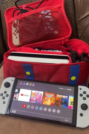 Nintendo Switch OLED in excellent condition, very clean and lightly used. The device works perfectly