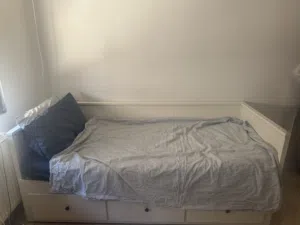سرير IKEA ايكيا للبيع سرير ابيض مع 3 ادراج تخزين قابل للسحب ليتحول الى سرير لشخصين ،بحالة ممتازة