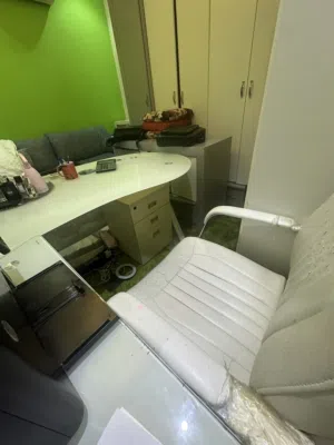 مكتب ابيض كبيرمع الأدراج  للبيع استعمال شهرين