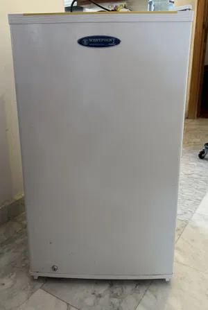 ثلاجه مكتبيه في حاله جيده جدا.