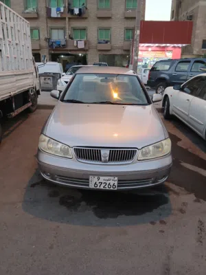 للبيع نيسان صني موديل 2005 صبغ الوكاله ماشي 87000 الف كم اللون سيلفر بحاله نادرة
