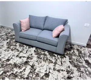 كنب امريكي جديد للبيع وبسعر مغري ومناسب بسبب عدم تناسق اللون مع السجادة مريح جدا