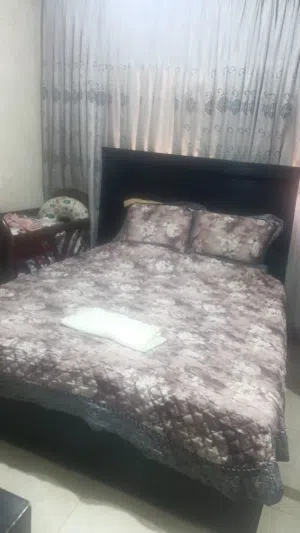 غرفة نوم للبيع بحالة متوسطة بحاجة السفر