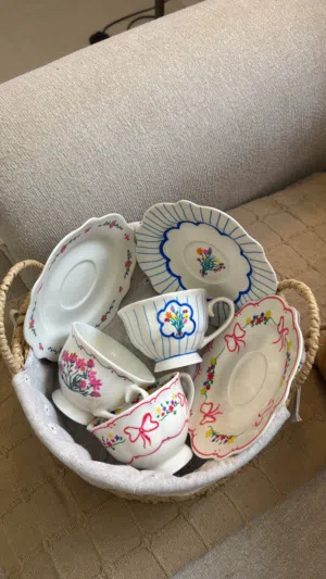 أكواب ( رسم ، خط يد )