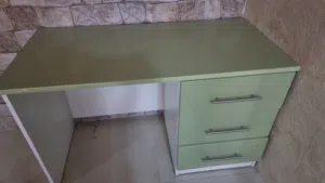 مكتب مستعمل بحالة ممتازة طول 120 و عرض 60 cm مع 3 دروج