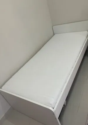 سرير و مع الاسفنج من ايكيا استخدام سنه  90X200