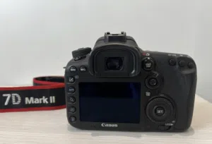 كاميرا كانون 7d Mark II مع عدسة EF 24-105 f/4