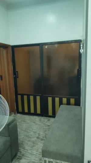 باب المنيوم ثقيل، وزجاج مسلح بسلك حديد
