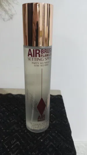 هذا المنتج هو شارلوت تيلبري إيربراش فلوليس سيتينغ سبراي (Charlotte Tilbury Airbrush Flawless Setting