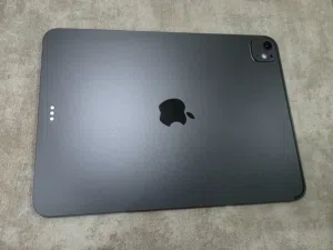 Apple iPad Pro M5 (11 inch / 256 GB) - بحالة الوكالة ونسبة بطارية 100%