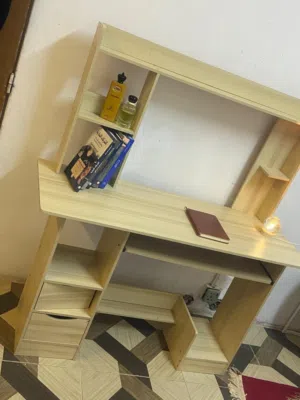 ميز مكتب ودراسة (شبه جديد) بحالة ممتازة جداً للبيع