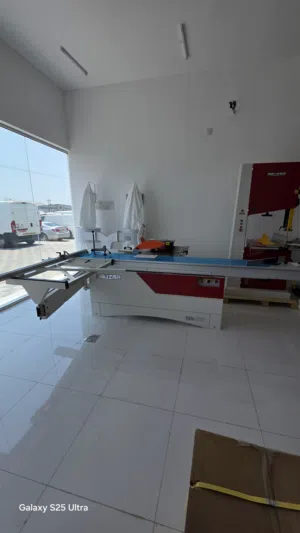 عرض يوم الجمعة على منشار الطاولة Friday's show on saw machine