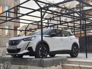 بيجو E2008 الكهربائية بالكامل مع سقف أسود مميز وسعر مش معقول! وفحص اوتوسكور B+