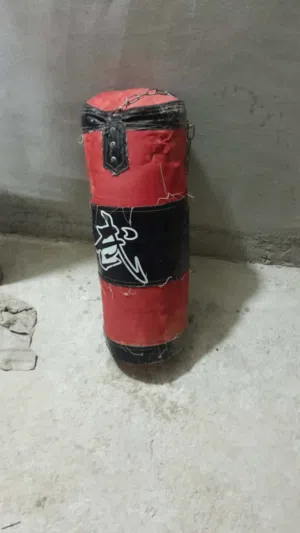 كيس ملاكمه جديد غير مستعمل نهايه طوله 110 معبه فل معو علاقاتو مثل جنزير .... و