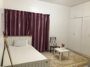 غرفة للإيجار للبنات العاملات فقط في شقة هادئة ونظيفة منطقة النادي السياحي (مقابل أبوظبي مول)