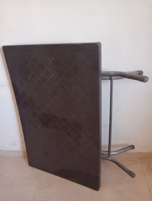 للبيع طاولة وسط لون بني بحالة ممتازة