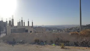 ارض مميزه و ذات إطلالة رائعه على الغرب للبيع من ألمالك مباشره  في اجمل مناطق  ألمرقب تستحق المشاهده