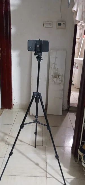 Adjustable Camera Tripod – Solid Build, Missing Handle (Fully Functional)