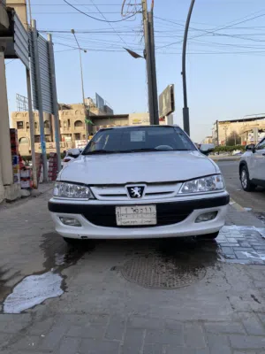 سلام عليكم بيجو بارص سياره مكفوله من الضربه بيها بس تلكيط جاهزه مكينه وكير وحداديه وتخم تاير