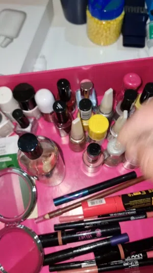 بوكس مكياج وعطر مشكل ومناكير