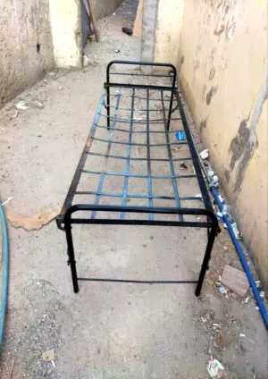 سرير حديد مفرد للبيع عدد اثنان