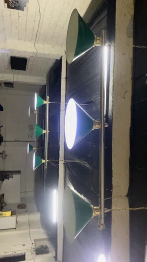 موجود ضواو فوق طاولة البلياردو عدد ثنين