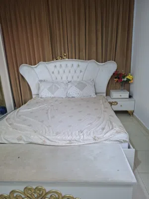 غرفة نوم ثقيلة شبه جديدة