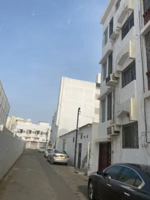فرصه للبيع بنايه في روي تتكون من3شقق في وسط محلات الجمله ومدارس سعر الايجار تتراوح بين 170-190