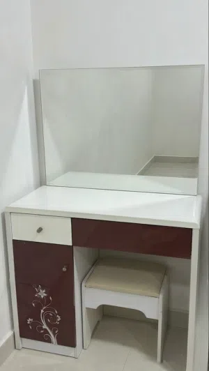 تسريحة نظيفة باللون العنابي الفخم