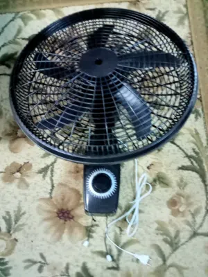 مروحتين حائط ومروحة استاند جديده