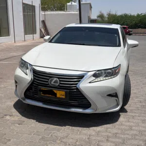 لكزس ES 350 2017 مستعملة بسقف وداخل أبيض مع حساسات وخاصية تحكم مقاعد كهربائية