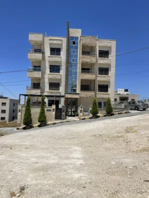شقة للبيع طريق المطار مقابل كلية اليمينوس  225 م مع 80 م مساحة روف