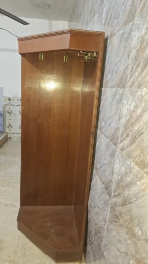 السلام عليكم هاي القطعتين مستعمله لكن نظيفه بس يحتاج لها صبغ الميزه تواليت المرايه كل شيء ما بيها وا