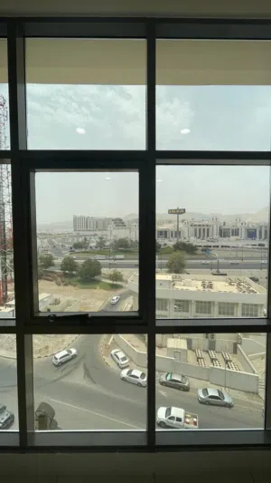 مكتب للايجار في موقع مميز العاصمه مسقط خط الشارع السلطان قابوس مقابل ايكيا