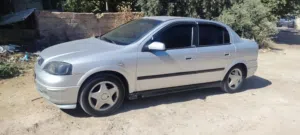سيارة أوبل أسترا موديل 2000 فضي معتمدة بحالة جيدة مع تأمين شامل وميزات حديثة
