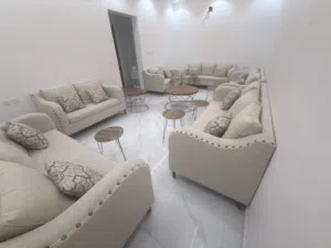 كنب مع طاولات