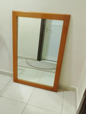 مرايا حائط كبيره مع برواز خشب