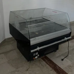 ثلاجة عرض نظيفة