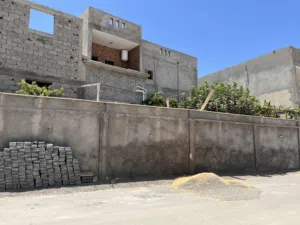 أرض 500 متر مقام عليها منزل دورين كاملات   ومنزل هيكل مسقف قيد الانشاء  جنان دور الداير  واجهة 27متر