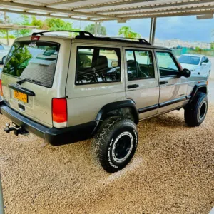 Used Jeep Cherokee Latitude LUX 2001 SUV in Excellent Condition with Bluetooth and Electric Features