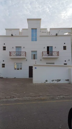 شقة سكنية في المعبيلة تبعد عن  جامعة السلطان قابوس كيلو ونصف فقط يفصلها وادي الخوض فقط