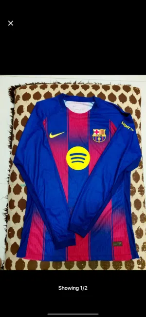 طقم برشلونة الأول نسخة اللاعبين كم طويل