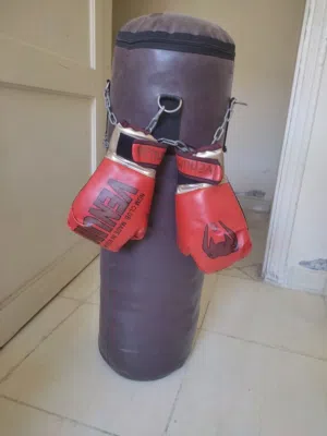 كيس بوكسنج جديد لم يستخدم اقل من شهر مع قفازات بوكس