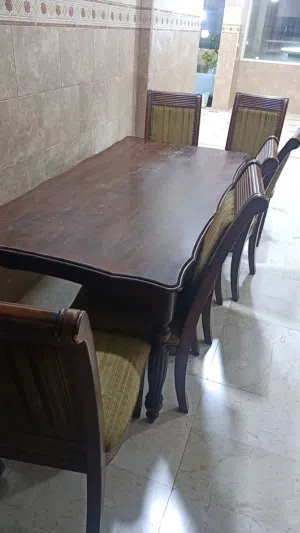 طاولة سفرة و كنب و كراسي و زرع حلو طاولة سفرة حوالي مترين بمتر و معها 6 كراسي كبار و كنب منفرد و زرع