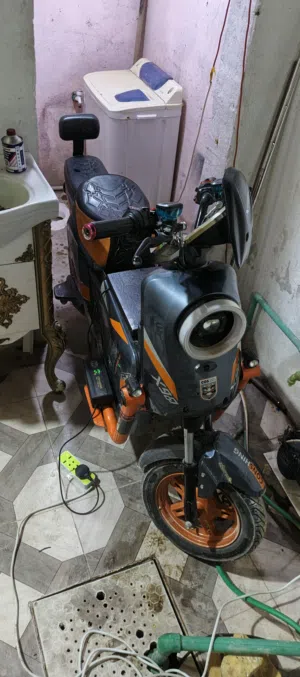 دراجه شحن اكس تسعميه تشغيل عن بعد موصفات فول بطاريات توني مبدل من شركت ولي 32 امبير 6 باتري معدل 119