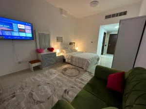 G1 استديو مفروش حديثا للايجار الشهري شامل جميع الفواتير والانترنت