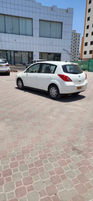 السياره نضيفه مكيف وجير ومكينه نضيف وملكيه سنه كامله