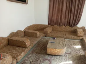 جلسة عربية بحالة جيدة كبيرة  مع سجادتين بتمد 4/5 اربع فرشات وثلاث زوايا ومساند وركايات وطاولات للبيع